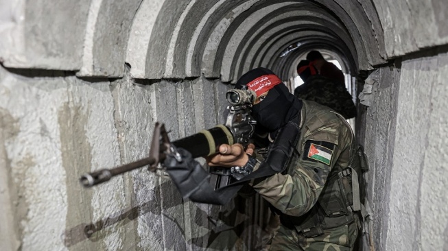 Penampakan pejuang Hamas di salah satu terowongan Gaza. (Foto: AFP)