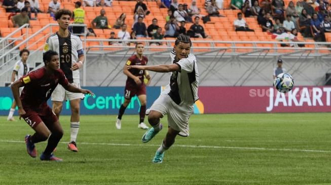 Pesepak bola Timnas Jerman U-17 Paris Brunner berusaha melewati pemain Timnas Venezuela U-17 Rai Hidalgo pada pertandingan Grup F Piala Dunia U-17 2023 di Jakarta International Stadium (JIS), Jakarta, Sabtu (18/11/2023). [Suara.com/Alfian Winanto]