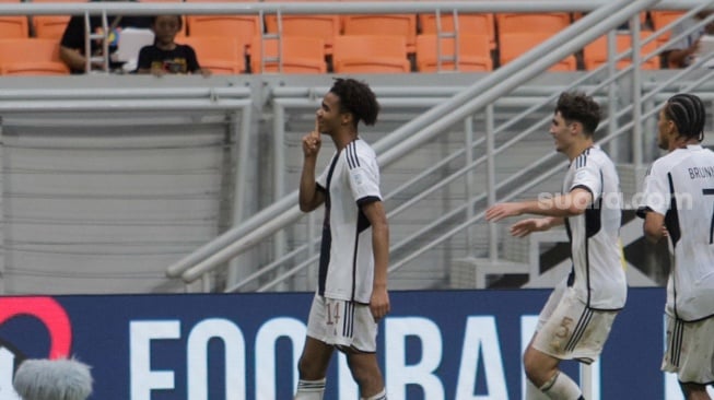 Pesepak bola Timnas Jerman U-17 David Odogu berselebrasi dengan rekan setimnya usai berhasil mencetak gol ke gawang Timnas Venezuela U-17 pada pertandingan Grup F Piala Dunia U-17 2023 di Jakarta International Stadium (JIS), Jakarta, Sabtu (18/11/2023). [Suara.com/Alfian Winanto]