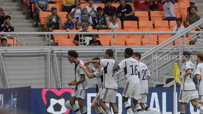 Pesepak bola Timnas Jerman U-17 David Odogu berselebrasi dengan rekan setimnya usai berhasil mencetak gol ke gawang Timnas Venezuela U-17 pada pertandingan Grup F Piala Dunia U-17 2023 di Jakarta International Stadium (JIS), Jakarta, Sabtu (18/11/2023). [Suara.com/Alfian Winanto]