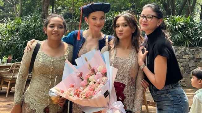 Potret Enzy Storia Wisuda (Instagram/@enzystoria)