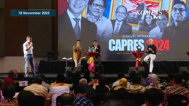 Pantun Rocky Gerung di Depan Capres PDIP: Aku Berdiri Bersama Ganjar, Sambil Menunggu Anies Datang