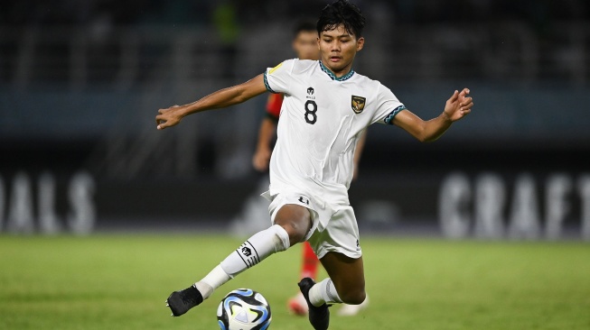 Pesepak bola Timnas Indonesia Arkhan Kaka menggocek bola saat bertanding melawan Timnas Maroko dalam pertandingan penyisihan Grup A Piala Dunia U-17 2023 di Stadion Gelora Bung Tomo (GBT), Surabaya, Jawa Timur, Kamis (16/11/2023). Timnas Indonesia kalah dengan skor 1-3 dalam pertandingan itu. ANTARA FOTO/Aditya Pradana Putra/foc.