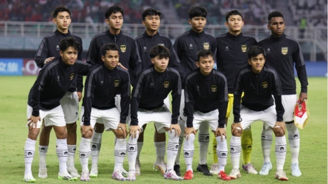 Iqbal Gwijanggae (belakang paling kiri) bersama Timnas Indonesia U-17 (pssi.org)