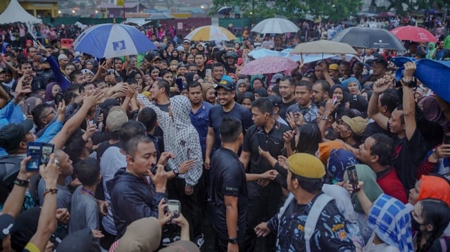 Medan Diguyur Hujan, Gibran Rakabuming Dikerumuni Masyarakat saat CFD