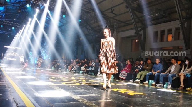 Wastra ala Farah Button, Padukan Motif Betawi dan Jawa Melenggang di Panggung "Spotlight Culture"