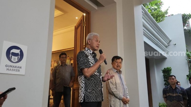 Capres Ganjar Pranowo memberikan keterangan pers usai melakukan pertemuan tertutup dengan Wakil Presiden ke-10 dan 12 RI, Jusuf Kalla atau JK di kediamannya di kawasan Jakarta Selatan, Minggu (19/11/2023). (Suara.com/Fakhri)