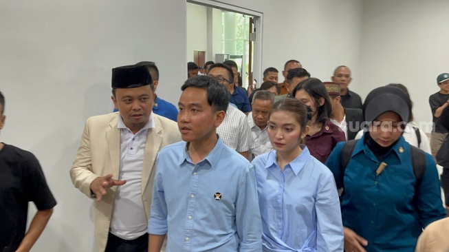 Calon wakil presiden atau cawapres dari Koalisi Indonesia Maju, Gibran Rakabuming Raka didampingi sang istri, Selvi Ananda, menghadiri acara silaturahmi dengan perangkat desa se-Indonesia yang digelar Gerakan Desa Bersatu di Indonesia Arena, Gelora Bung Karno (GBK), Jakarta, pada Minggu (19/11/2023). (Suara.com/Yasir)