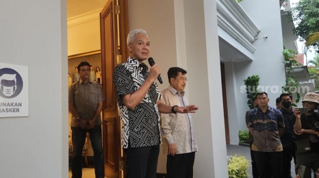 Capres Ganjar Pranowo memberikan keterangan pers usai melakukan pertemuan tertutup dengan Wakil Presiden ke-10 dan 12 RI, Jusuf Kalla atau JK di kediamannya di kawasan Jakarta Selatan, Minggu (19/11/2023). (Suara.com/Fakhri)