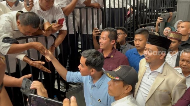 Calon wakil presiden atau cawapres dari Koalisi Indonesia Maju, Gibran Rakabuming Raka menghadiri acara silaturahmi dengan perangkat desa se-Indonesia yang digelar Gerakan Desa Bersatu di Indonesia Arena, Gelora Bung Karno (GBK), Jakarta, pada Minggu (19/11/2023). (Suara.com/Yasir)