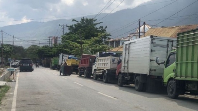 Antrian Panjang Kendaraan di SPBU Menunggu Solar, Bahtiar Baharuddin: Ada Apa Ini?