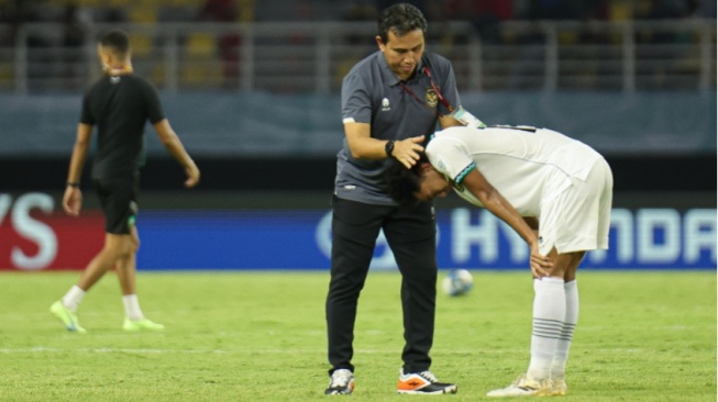 Coach Bima Sakti menenangkan pemain Timnas Indonesia U-17 seusai laga melawan Maroko (pssi.org)