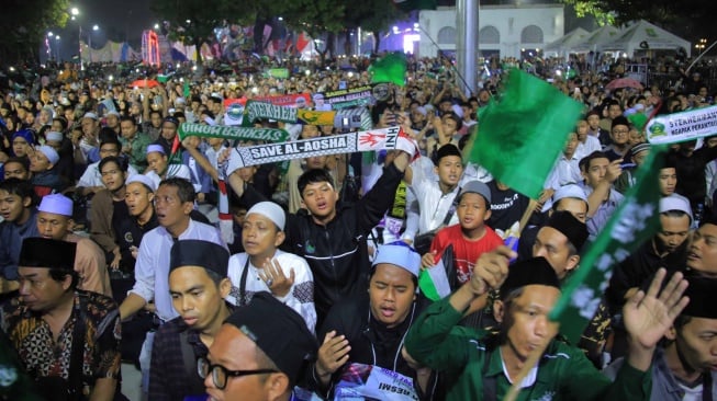 Diguyur Hujan, Puluhan Ribu Warga Tetap Salawat Bersama Habib Syech bin Abdul Qodir Assegaf