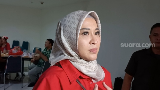 Okie Agustina saat ditemui di kawasan Cempaka Putih, Jakarta Pusat, Minggu (19/11/2023). [Suara.com/ Tiara Rosana]