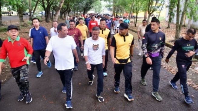 Pj Gubernur Sulsel Olahraga Pagi di Stadion La Patau Bone, Ajak Warga Hidup Sehat