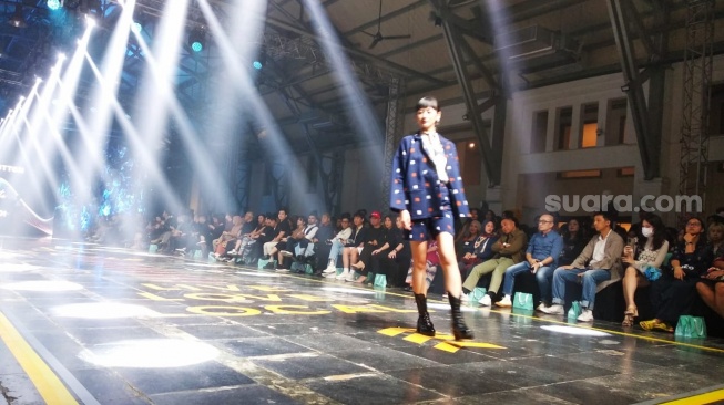 Desainer Farah Button, Sutardi, mengangkat tema Bangsawan Kampung untuk koleksi berbahan wastra (kain tradisional) di Fashion Show Spotlight Culture: Then And Now di Pos Bloc Pasar Baru Jakarta, Sabtu (18/11/2023) malam. (Foto: Suara.com/Ririn Indriani)