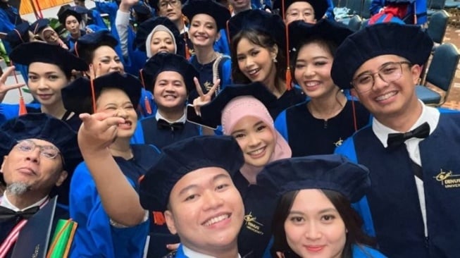 Potret Enzy Storia Wisuda (Instagram/@enzystoria)