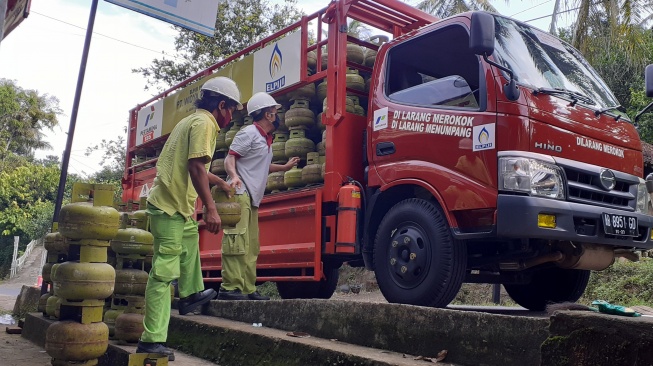 Petugas sedang menurunkan gas elpiji 3 kg untuk disetor ke distributor di Gunungkidul. [Kontributor/Julianto]