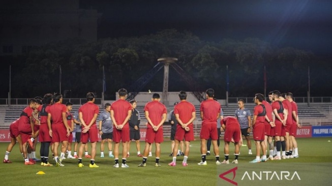 Timnas Indonesia ketika menggelar latihan kedua di Filipina, tepatnya di lapangan latihan rumput sintesis Stadion Rizal Memorial, Minggu (19/11/2023). (ANTARA/Ho/PSSI)