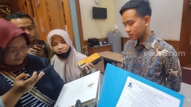 Gibran Tunjukkan Langsung Ijazah Aslinya: Biar Cepat Selesai