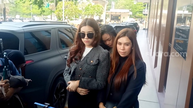 Jurnalis Leon Dozan, Rinoa Aurora didampingi ibunya, Yuliana Asaad mendatangi Polres Metro Jakarta Pusat, Senin (20/11/2023). [Pahami.id/Rena Pangesti]