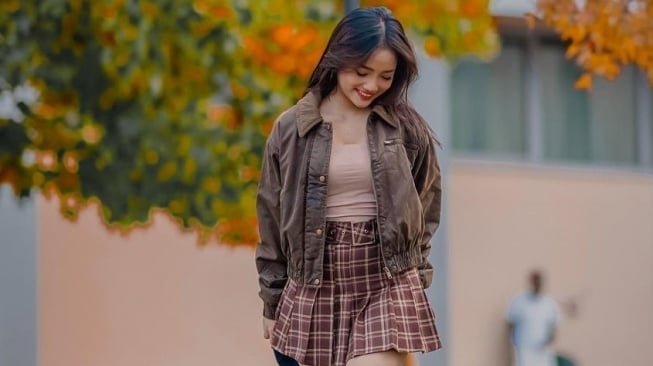 OOTD Fuji Pakai Rok Tartan Menggemaskan (Instagram)