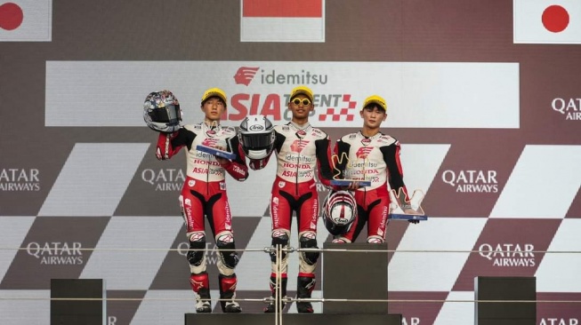 Veda Ega Pratama (tengah), diapit dua rider Jepang. Veda sukses Juara Race 1 kemudian Race 2 IATC 2023 Losail, Qatar [PT AHM]