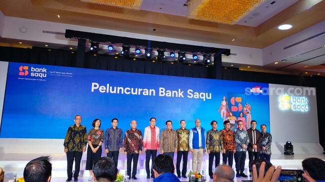 Pihak Bank Jasa Jakarta, WeLab, kemudian jajaran Direktur PT Astra International Tbk berpotret sama-sama di peluncuran Bank Saqu di dalam Menara Astra Ibukota pada Awal Minggu (20/11/2023) [Suara.com/CNR ukirsari]