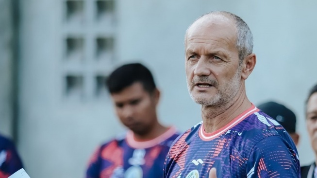 Pelatih anyar PSS Sleman, Risto Vidakovic saat memberikan materi latihan kepada para pemain. (Instagram/@pssleman)