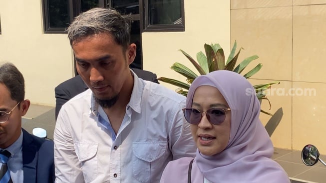 Okie Agustina dan Gunawan Dwi Cahyo usai menjalani mediasi perceraian di Pengadilan Agama Bogor, Jawa Barat, Senin (20/11/2023) [Pahami.id/Adiyoga Priyambodo]