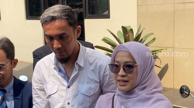 Okie Agustina dan Gunawan Dwi Cahyo usai jalani mediasi gugatan perceraian di Pengadilan Agama Bogor, Jawa Barat, Senin (20/11/2023) [Suara.com/Adiyoga Priyambodo]