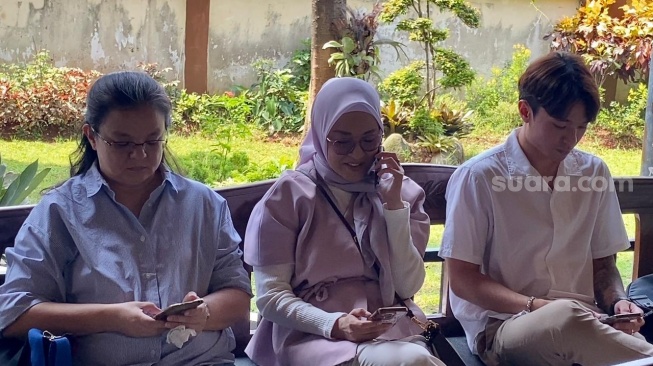 Okie Agustina hadiri sidang cerai perdananya dengan Gunawan Dwi Cahyo di Pengadilan Agama Bogor, Jawa Barat, Senin (20/11/2023) [Suara.com/Adiyoga Priyambodo]