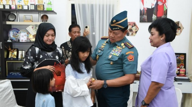 Panglima TNI Laksamana Yudo Margono dan istri, Veronica Yulis Prihayati menjenguk keluarga prajurit TNI yang gugur dalam insiden kecelakaan dua pesawat Super Tucano di Pasuruan, Jawa Timur, Senin (20/11/2023). (Ist)