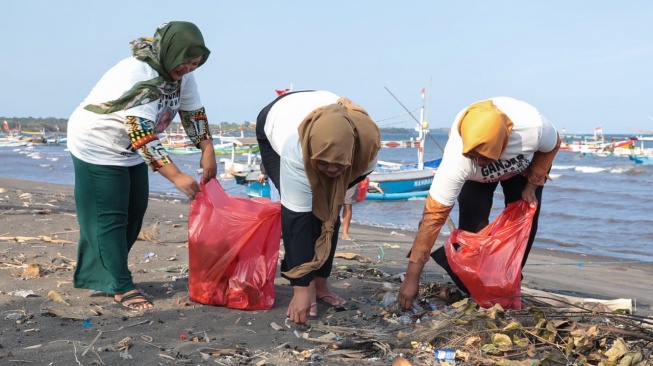 G-Creasi Lakukan Gerakan Aksi Bersih Pantai Bersama Komunitas Peduli Lingkungan dan Warga