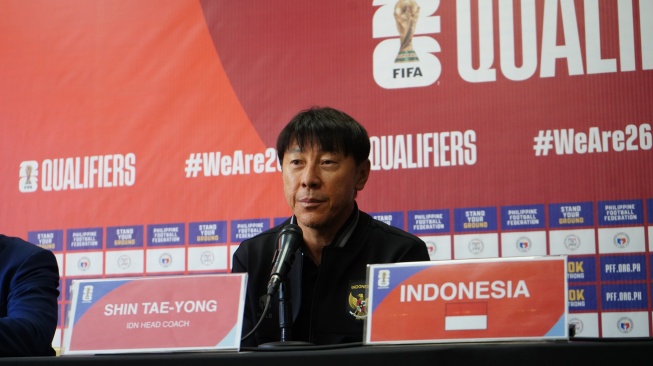 Pelatih Timnas Indonesia Shin Tae-yong saat konferensi pers jelang laga menghadapi Filipina di matchday kedua Grup F Kualifikasi Piala Dunia 2026 zona Asia, Selasa (21/11/2023). (Dok. PSSI).