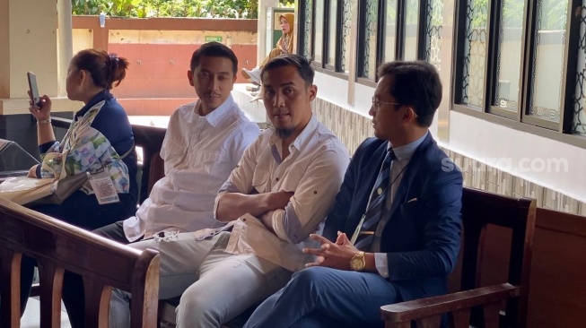 Gunawan Dwi Cahyo attended the first divorce trial at the Bogor Religious Court, West Java, Monday (20/11/2023).  (Suara.com/Adiyoga Priyambodo)