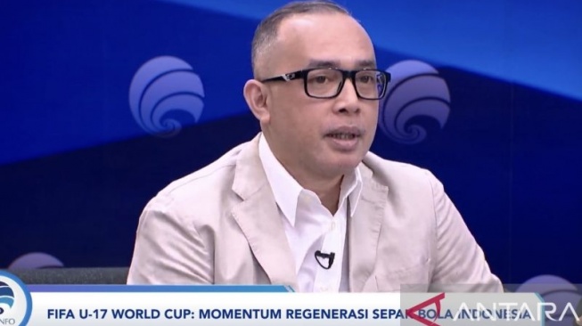 Tangkapan layar pengamat sepak bola Sapto Haryo Rajasa dalam sebuah acara daring, Senin (20/11/2023). (ANTARA/YouTube FMD9ID_IKP)