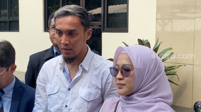 Okie Agustina kemudian Gunawan Dwi Cahyo usai jalani mediasi gugatan perceraian dalam Pengadilan Agama Bogor, Jawa Barat, Mulai Pekan (20/11/2023) [Suara.com/Adiyoga Priyambodo]