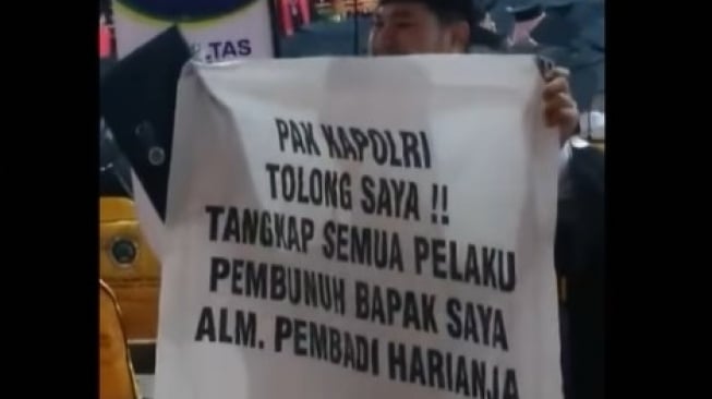 Viral Mahasiswa UM Bentangkan Spanduk saat Wisuda, Minta Kapolri Tangkap Pembunuh Ayahnya