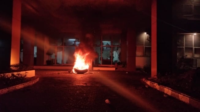 Mahasiswa Universitas Bung Hatta Padang Demonstrasi, Bakar Ban hingga Pecahkan Kaca Kampus