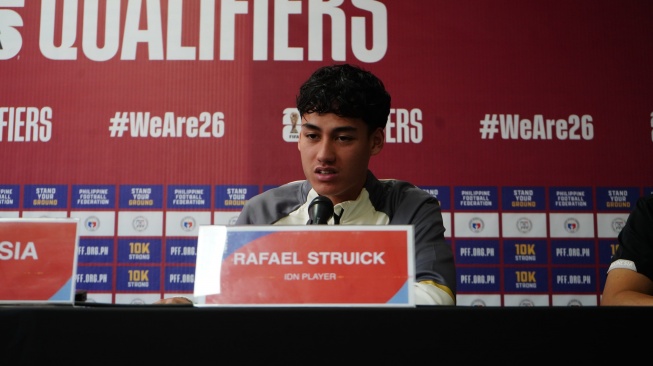 Striker Timnas Indonesia, Rafael Struick hadir dalam konferensi pers H-1 jelang pertandingan kontra Filipina pada matchday kedua Grup F putaran kedua Kualifikasi Piala Dunia 2026 zona Asia di Stadion Rizal Memorial, Manila, Selasa (21/11/2023). [Dok. PSSI]