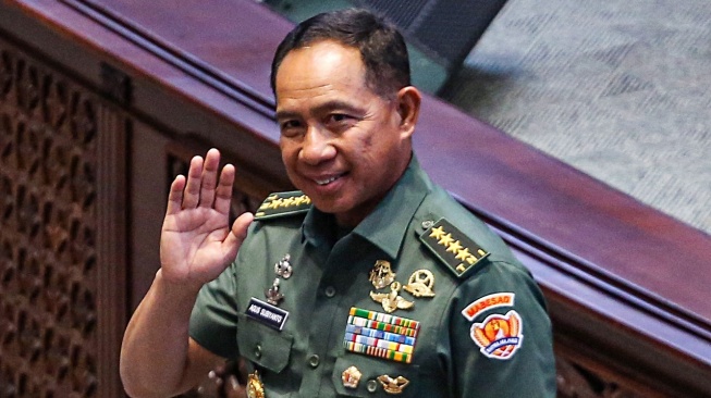 Panglima TNI terpilih Jenderal TNI Agus Subiyanto melambaikan tangan saat sidang paripurna di Kompleks Parlemen, Jakarta, Selasa (21/11/2023). [ANTARA FOTO/Asprilla Dwi Adha].