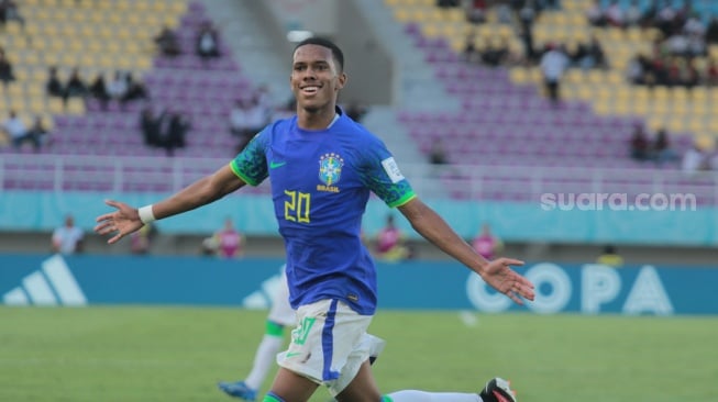 Striker Timnas Brasil U-17, Estevao berselebrasi usai mencetak gol ke gawang Ekuador dalam babak 16 Besar Piala Dunia U-17 2023 di Stadion Manahan, Solo, Senin (21/11/2023). [Suara.com/Ronald Seger Prabowo]