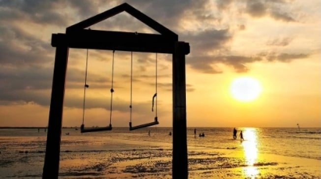 Nikmati Sunset di Pantai Duta dengan Udara Sejuk Hutan Mangrove dan Cemara