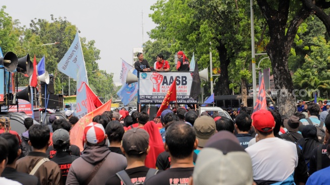 Massa buruh saat menggelar aksi unjuk rasa di depan Gedung Balai Kota DKI Jakarta, Selasa (21/11/2023). [Suara.com/Alfian Winanto]