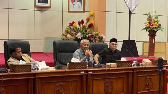 Rapat komisi gabungan DPRD Bontang dengan organisasi masyarakat di Loktuan. [KlikKaltim,com]