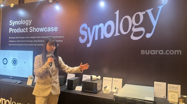 Regional Manager Synology Indonesia, Clara Hsu saat konferensi pers di Jakarta, Selasa (21/11/2023). [Suara.com/Dicky Prastya]