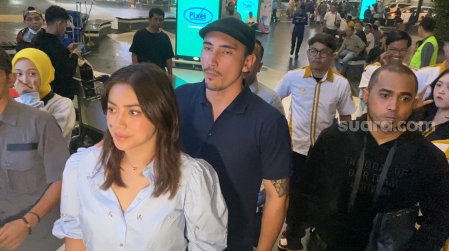 Jessica Iskandar dan Vincent Verhaag menunggu Christoper Steffanus Budianto atau Steven yang ditangkap di Thailand dan dipulangkan ke Indonesia melalui Bandara Soekarno-Hatta, Selasa (21/11/2023) malam. [Adiyoga Priyambodo/Suara.com]