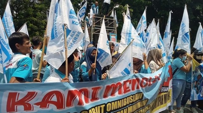 Tuntut Kenaikan UMK, Buruh Geruduk Kantor Pemkab Lebak