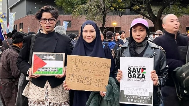 Liburan ke Jepang, Zaskia Adya Mecca Menangis Ikut Demo Bela Palestina